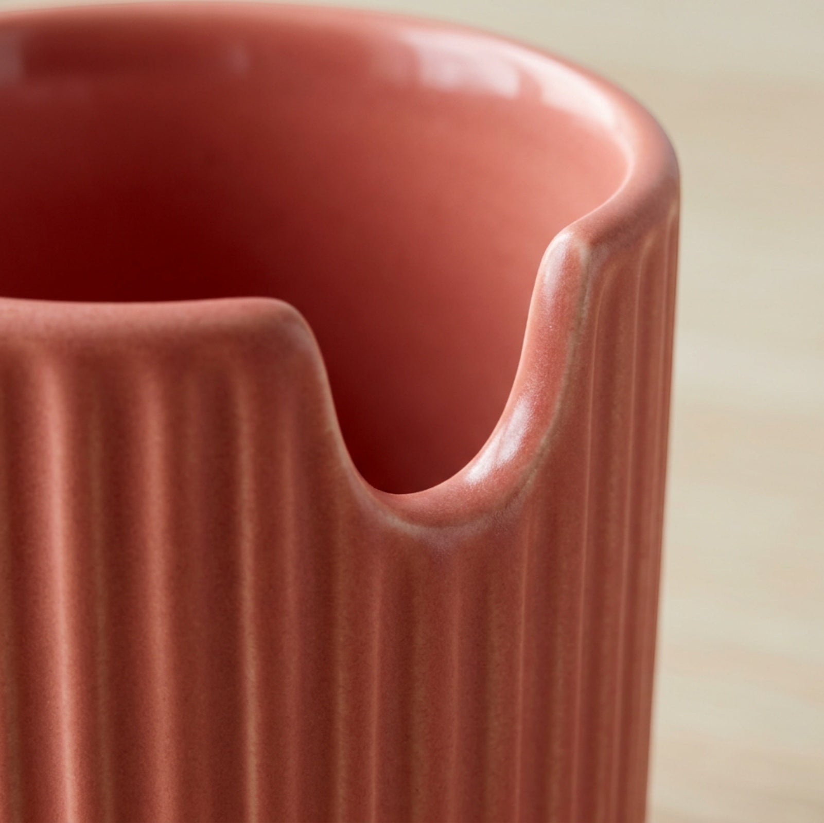 Matchl Ribbed Ceramic Cup 360 ml Muted Coral - Detail view